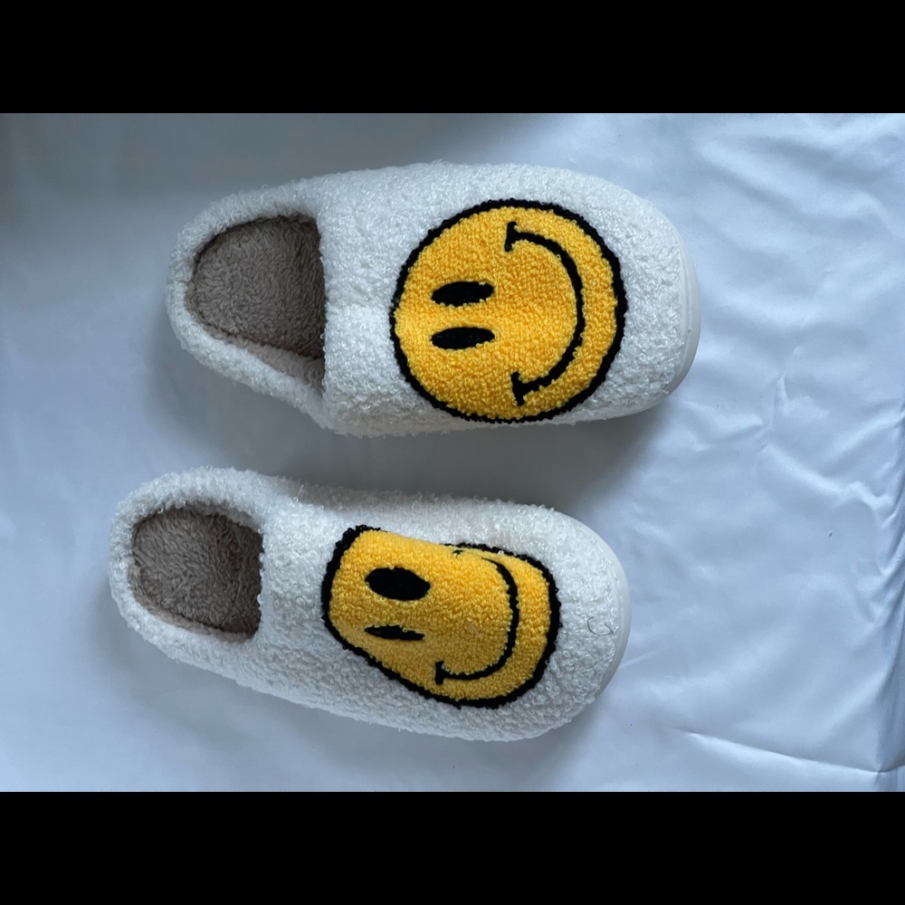 HAPPY HOME SMILEY CUSION SLIDE SLIPPERS IN YELLOW & WHITE